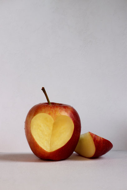 苹果有颗被挖出来的心。爱的象征图片下载