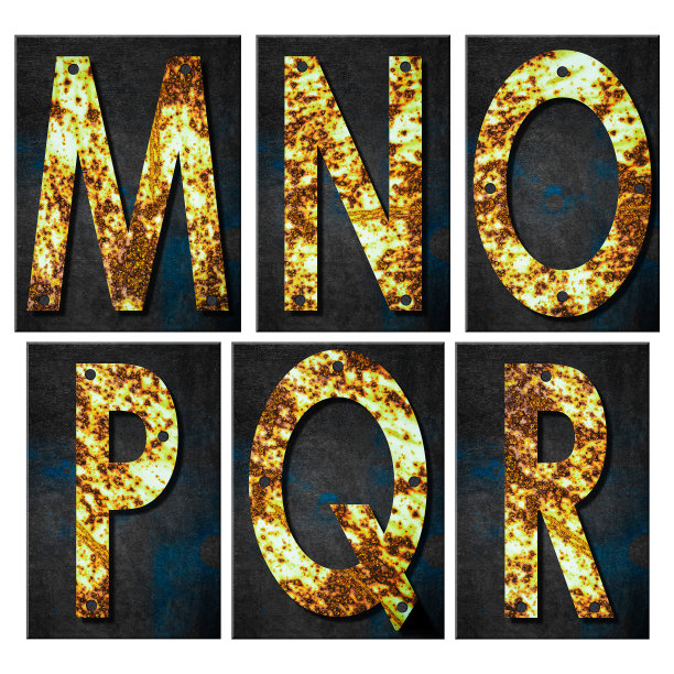 集合，字母M, N, O, P, Q, r。字母，生锈的铁，放在一块木板上。孤立在白色背景。教育。设计图片下载