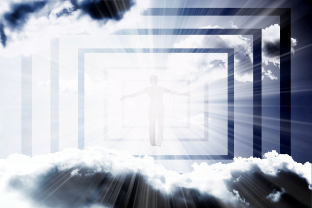 在明亮的光线下，一个男人的剪影在云层中飞进了天空的一个入口。自由选择的概念，开放的心态，冥想。图片下载