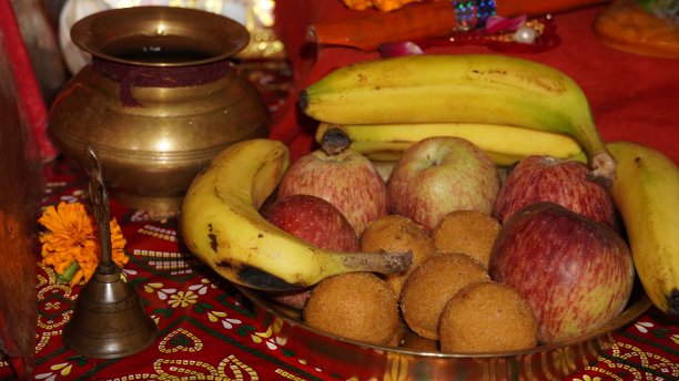 水果和糖果在盘子图像高清。图片下载