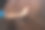 离焦手触摸棕马。一只雌性的手抚摸着一匹棕色的马。爱护动物的理念。心理治疗,健康,灵气。的焦点图片下载