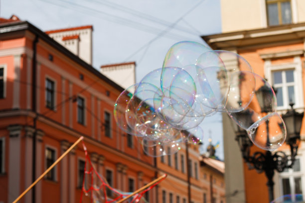 Ð  N  Ð  N ° N  Ð after N  Ð ¿ Colored bubbles on the city. Blow soap bubbles in the air. Retro freedom, summer concept. Fuzzy. The focus of图片下载