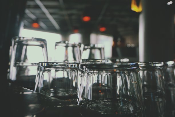 餐厅玻璃的低角度视角图片下载