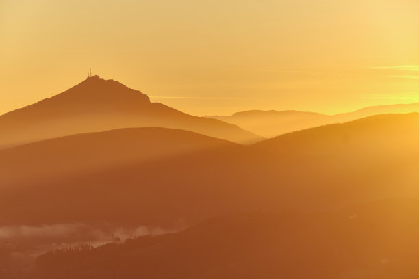 秋天日出时山的剪影图片下载