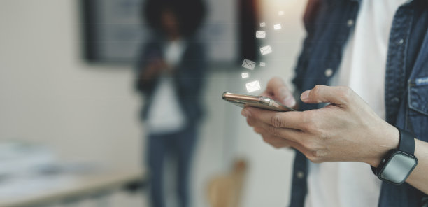 特写图像的年轻人的手使用智能手机与图标信封电子邮件。联系我们客服或电子邮件营销理念图片下载