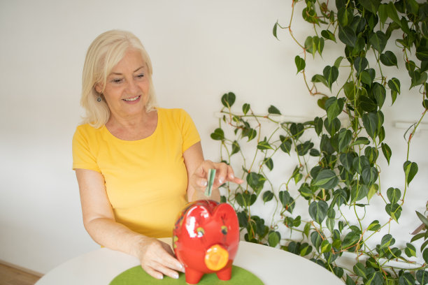 女人在存钱罐里存钱图片下载