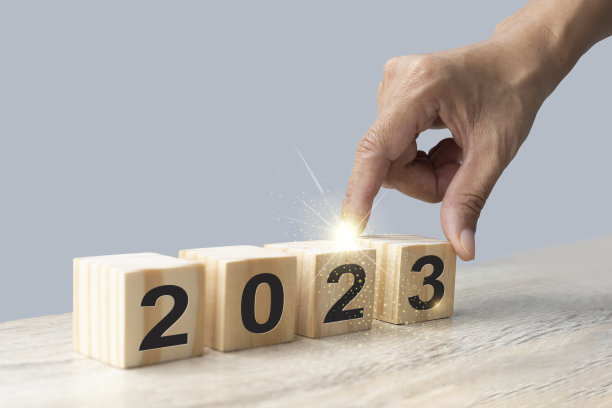 手叠木立方体块，2023年数字日历堆叠拷贝空间开始新的经营战略和2023年新年快乐的概念。图片下载