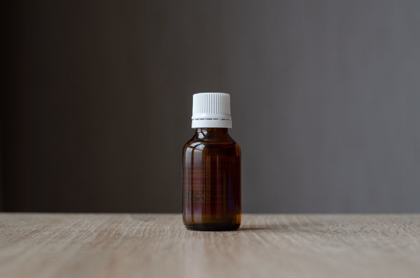 塑料盖玻璃罐。黑暗的玻璃罐。药品容器。医药玻璃器皿。化学器皿。图片下载