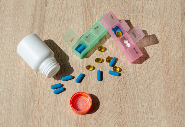 储存药片的盒子。多种颜色的维生素和药物胶囊。感冒药。医学和医疗保健。装有药品的家用急救箱。图片下载