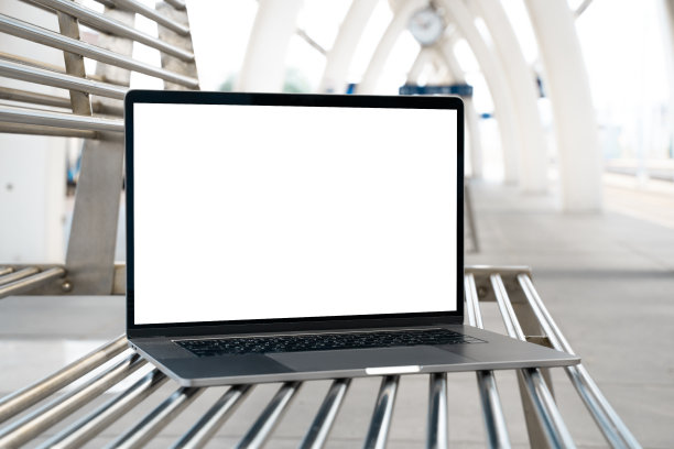 火车站的白屏笔记本电脑。空白的拷贝空间，空白的屏幕模型。火车站后台的软对焦笔记本电脑。出差，学习和工作以外的办公室概念图片下载