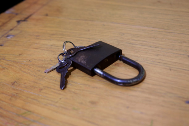 一张旧锁和生锈钥匙的照片图片下载