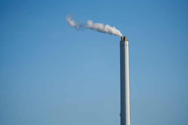 从烟囱里冒出的烟和蓝色的天空图片下载