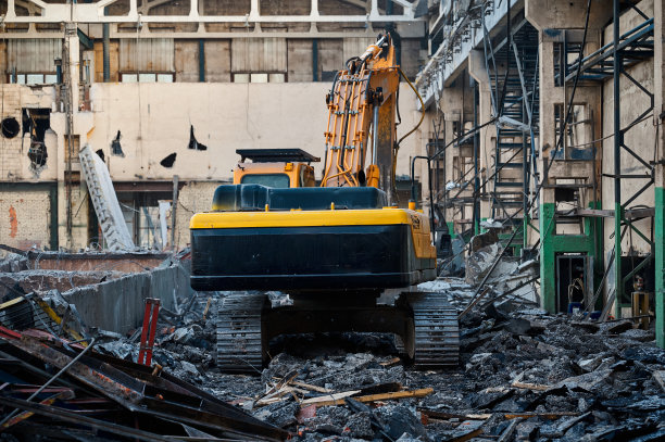 工业大厦拆卸地盘的液压挖掘机图片下载
