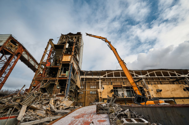 工厂附近带大型机械手的驱逐舰挖掘机图片下载
