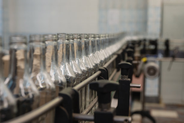 生产线运输空玻璃瓶的酒精图片下载