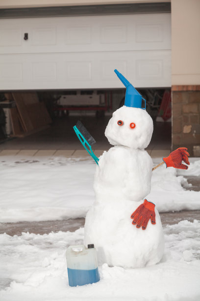 有趣的汽车雪人站在车库前图片下载