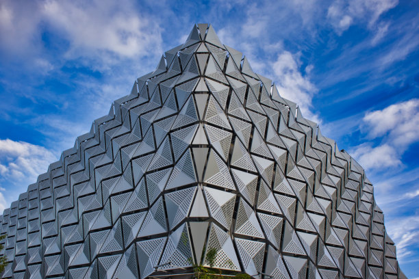 穿孔金属板形成外部利兹大学多层停车场，利兹，西约克郡，英国图片下载