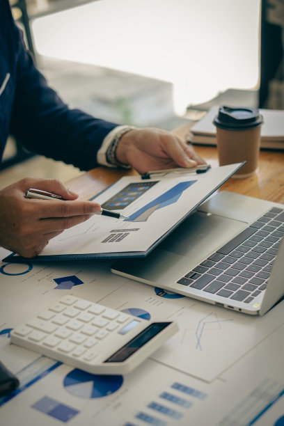 会计使用计算器和计算机，同时坚持商业会计的概念。预算和贷款手赚钱和计算费用的人在办公室的垂直画面图片下载