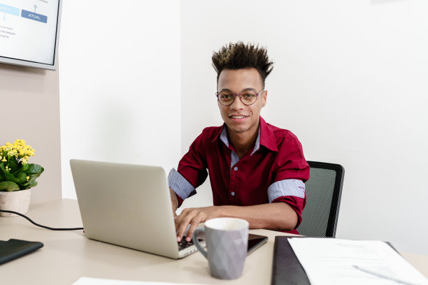 年轻的商人在会议室图片下载