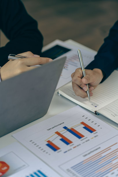 会计使用计算器和计算机，同时坚持商业会计的概念。预算和贷款手赚钱和计算费用的人在办公室的垂直画面图片下载