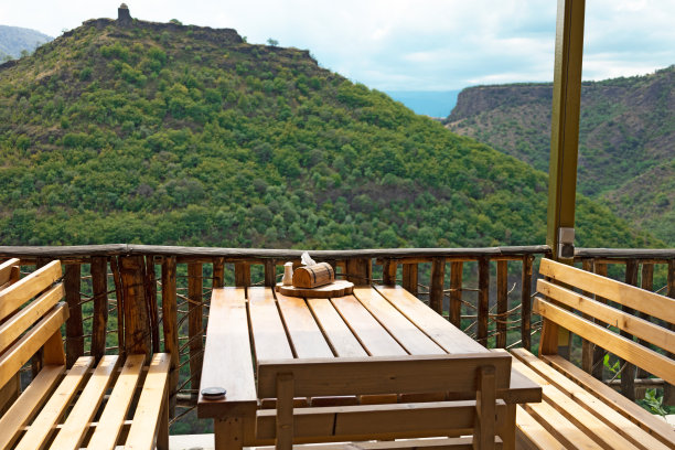 餐厅里的木制桌椅图片下载