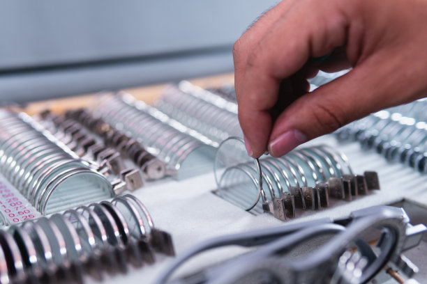 高质量的摄影。特写的手容纳一个镜头在公文包装满了不同的处方镜头。图片下载