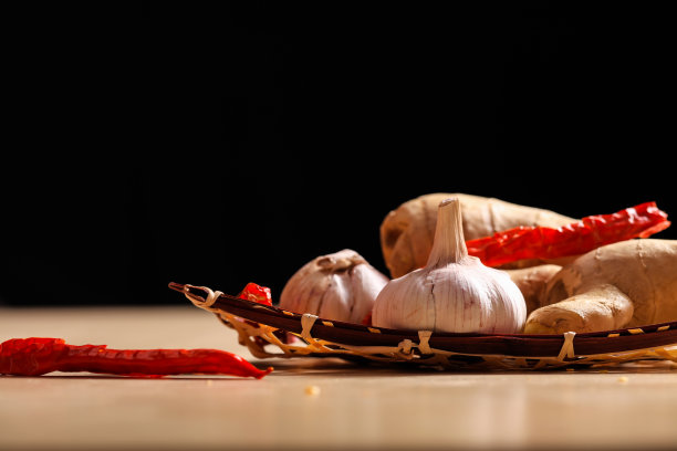 姜蒜红椒在竹篓里图片下载