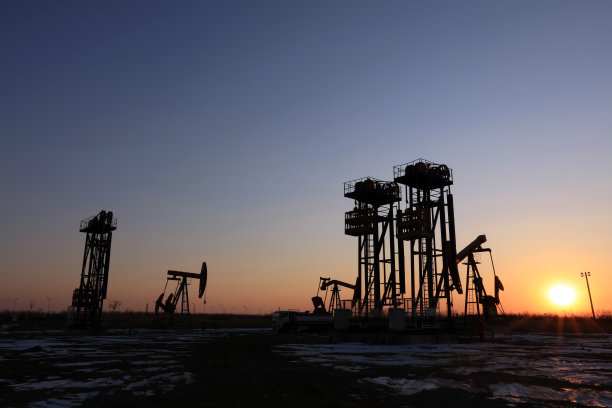 在油田井架的傍晚图片下载