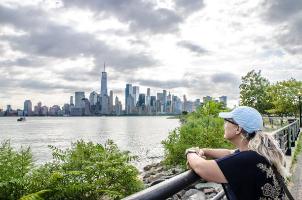 一个女人看着纽约城图片下载