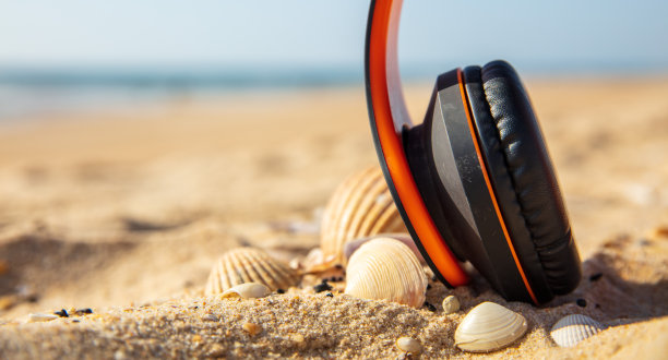 沙滩上的音乐概念图片下载