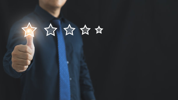 客户服务与满意的概念，商务人士触摸虚拟屏幕上的星形图标，给予满意的服务。评级印象深刻。图片下载