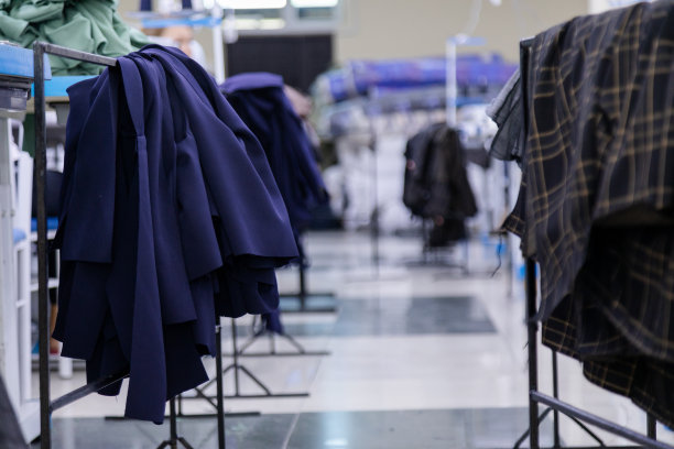 新衣服挂在缝纫厂的台子上图片下载