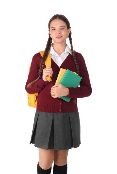 十几岁的女孩穿着校服，白色背景的书和背包图片下载