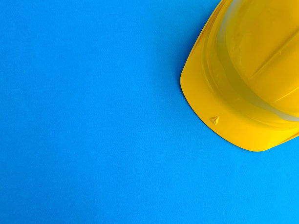 黄色安全帽在蓝色背景文字和广告横幅的地方图片下载