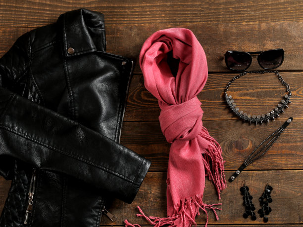 衣服和配件。棕色木制背景上黑色风格的女性服装和配件。平的。俯视图图片下载