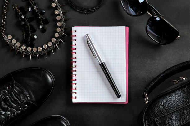 衣服和配件。黑色女装在黑色背景下的黑色风格的女装和配饰包,等待,夹克。平的。俯视图图片下载