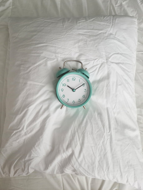 闹钟10点在床上白色枕头上图片下载
