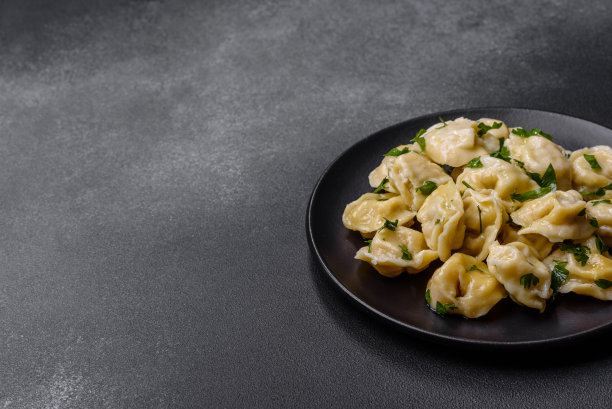 新鲜美味的火鸡肉饺子，配上香料和香草图片下载