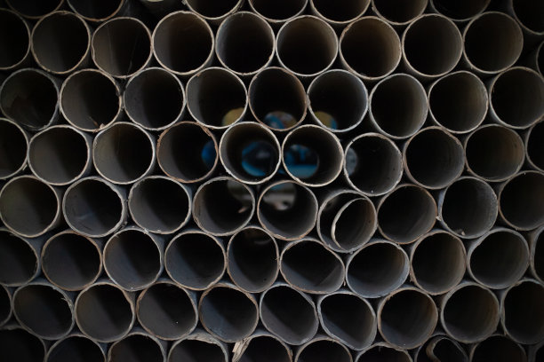 工厂堆放的大型管道图片下载