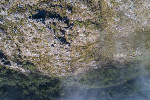 在雾蒙蒙的条件下俯瞰山崖，山地运动的概念图片下载