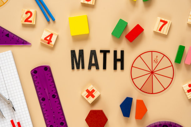 木制玩具块。学校用品，数学分数，铅笔，数字，米色背景。回到学校，教育理念背景图片下载