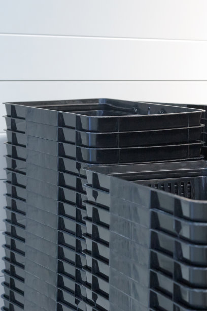 一堆黑色的空篮子。食物的容器图片下载