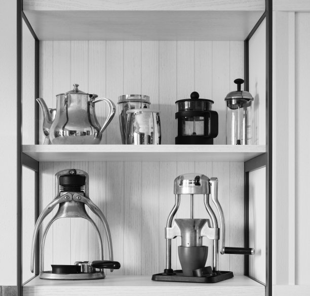 厨房橱柜，有茶和咖啡机图片下载