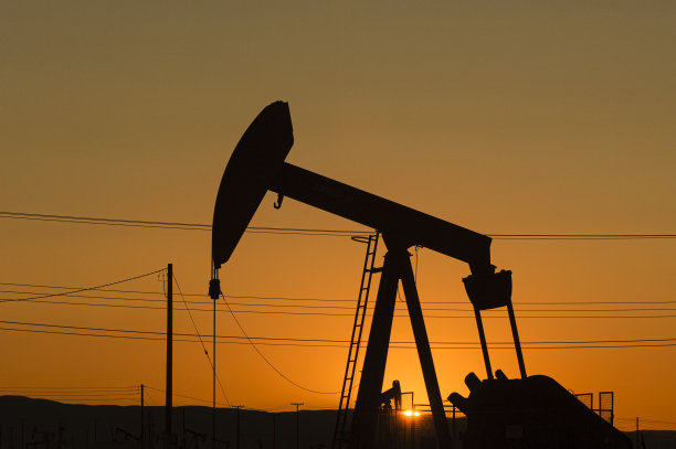 日落天空下的磕头机图片下载