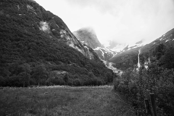 靠近挪威布里克斯达尔冰川的山谷中的瀑布。图片下载