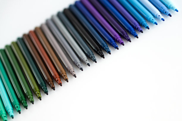 黑色的一套彩色毡尖笔。白色背景上的绘图工具图片下载