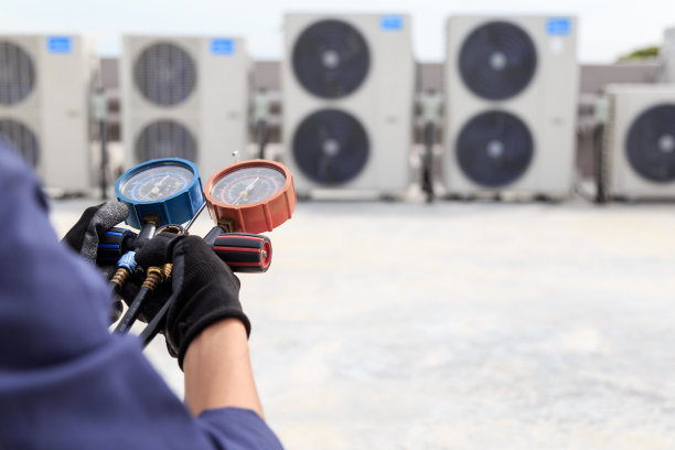 技术员正在检查空调，测量空调灌装设备。图片下载