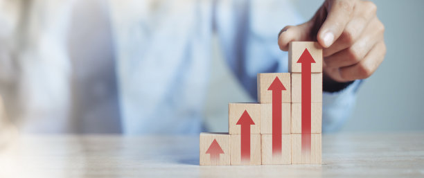 商人用手整理木块堆叠成台阶，箭头向上。业务增长成功过程的概念。图片下载