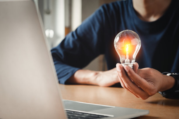 近手选择灯泡或明亮的灯，用于人力资源或领导力和创造力思维的想法动机或视野和知识的学习。图片下载