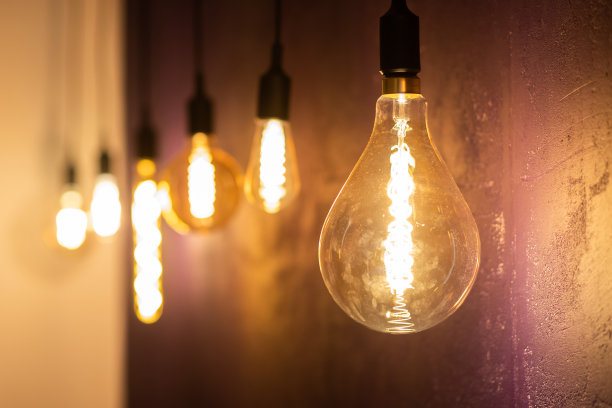 复古风格的灯泡，爱迪生灯在阁楼内部沿餐厅的墙壁悬挂，复古风格的装饰图片下载